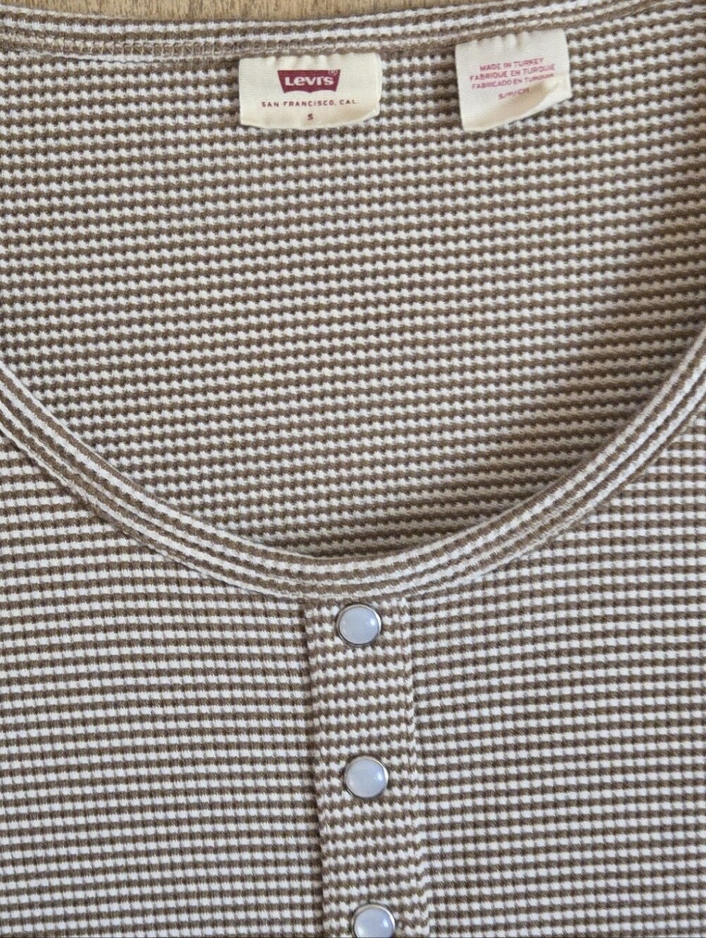 Levi's Ribbed Snap Buttoned Tee - Picture 2 of 4